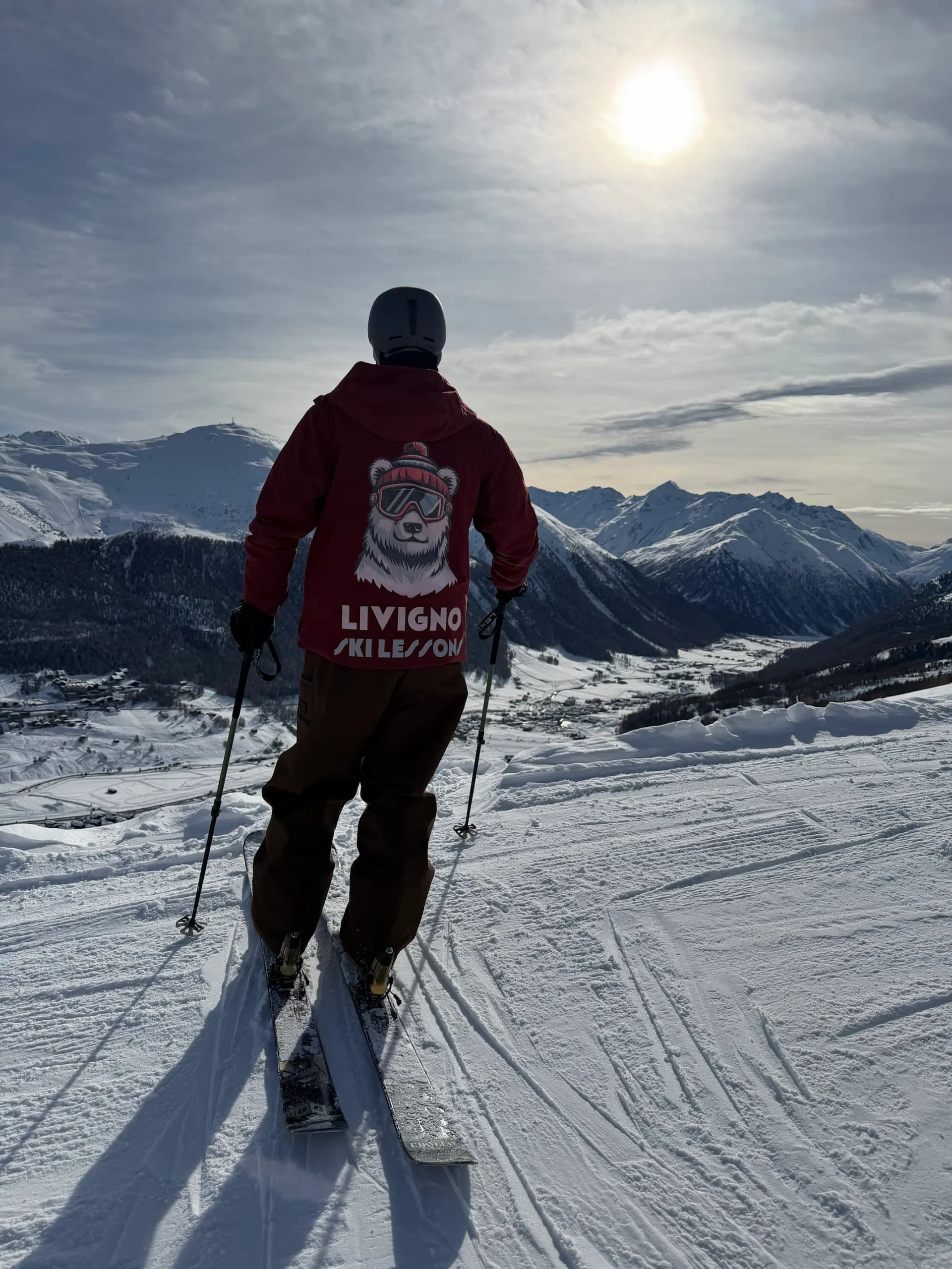 Private ski instructor on the slopes of Livigno with panoramic mountain view